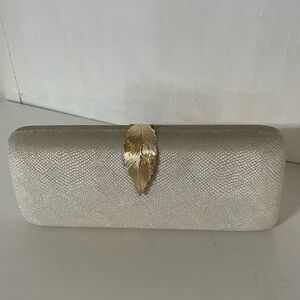 Clutch with Leaf Closure